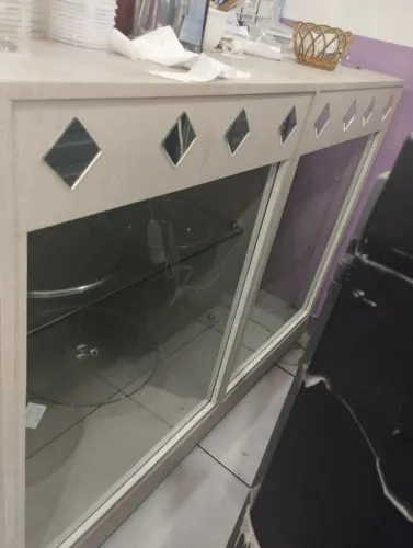 Balcão expositor com prateleiras de vidros