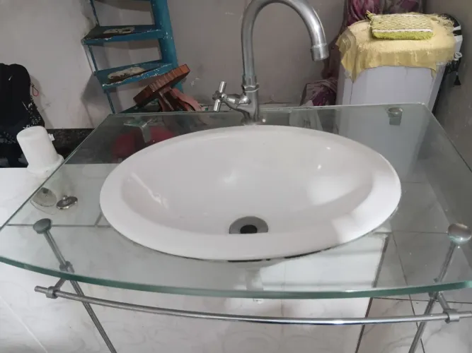 Pia de vidro com gabinete branco