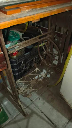 Pé de máquina de costura antiga LEIA
