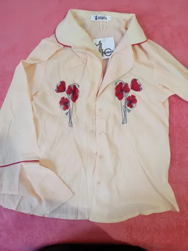 BLUSAS DE MANGA FINA, COM BORDADOS DE FLORES. UMA BRANCA TAMANHO P OUTRA AMARELO TAMANHO M