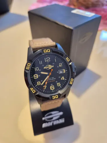 Relógio Mormaii Analógico Com Pulseira Bege E Fundo Preto