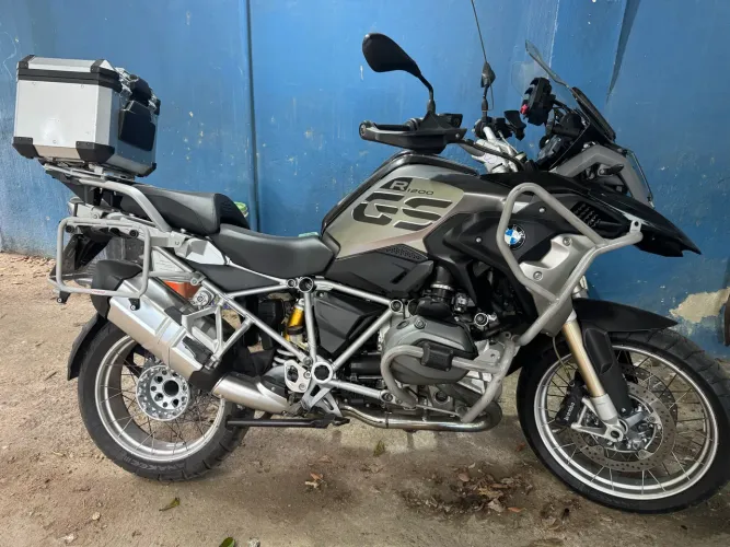 Vendo GS 1200, impecável com baú e chave reserva, sem detalhes. É pegar e viajar!!