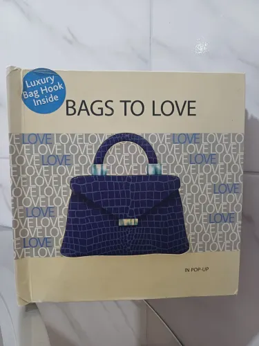 Livro BAGS TO LOVE in pop-up.