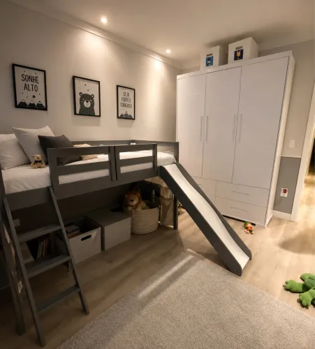 Cama alta com escorregador para criança