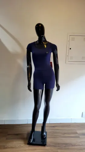 Manequim feminina Preta pra loja com base 