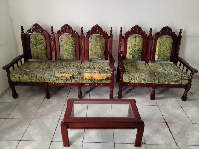 Conjunto de sofá colonial de madeira maciça 3 e 2 lugares.Acompanha uma mesa de centro