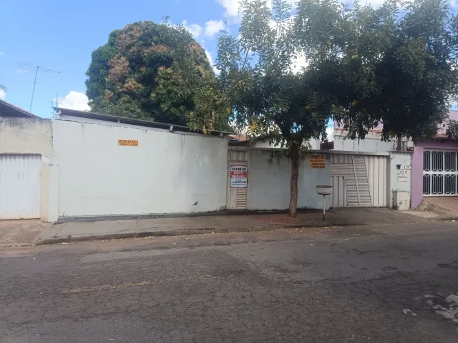 Casa com barracão no Setor Leste Vila Nova. Ótima localização, lote com 416 M2.