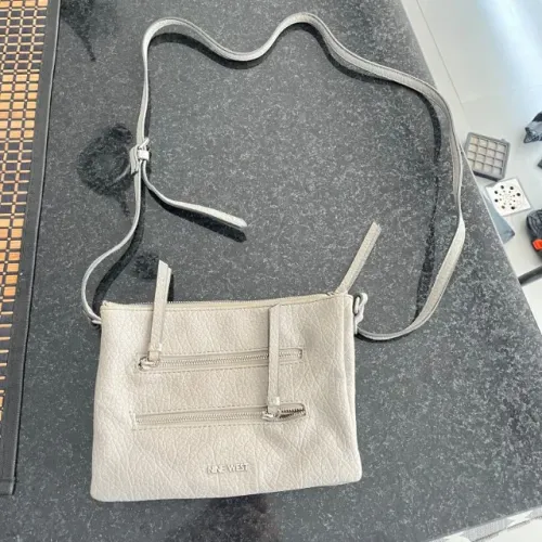 Bolsa transversal crossbody cinza clara nine west