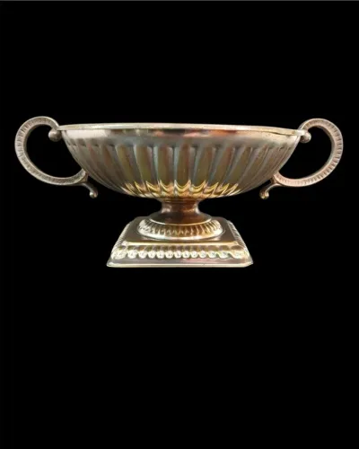 Elegante centro de mesa neoclássico da marca Bristol, em metal banhado à prata, anos 50