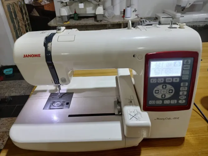 Máquina de Bordar Janome Memory Craft 230E