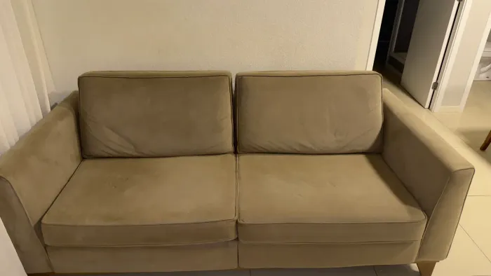 Sofá dois lugares cor mel marca Genebra