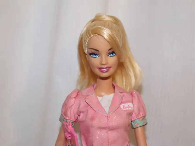 Boneca Barbie Veterinária 2010