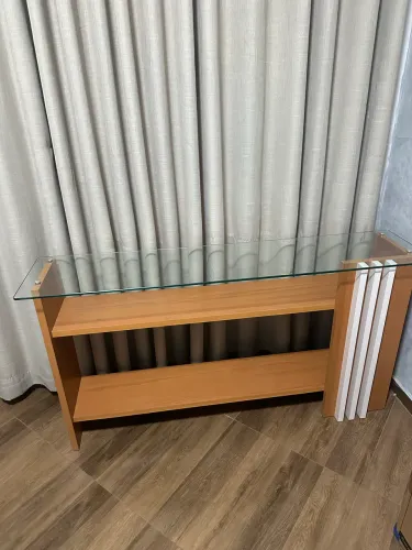 Aparador com tampo de vidro e prateleiras