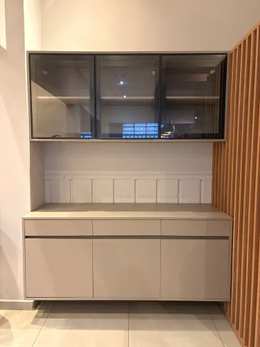 Armário planejado na cor cinza