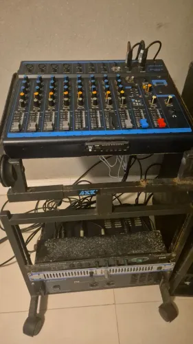 Vendo equipamento de som completo com mesa de 8 canais, 2 caixas de som