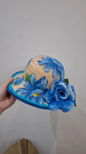 Chapéu de palha com flores de chita