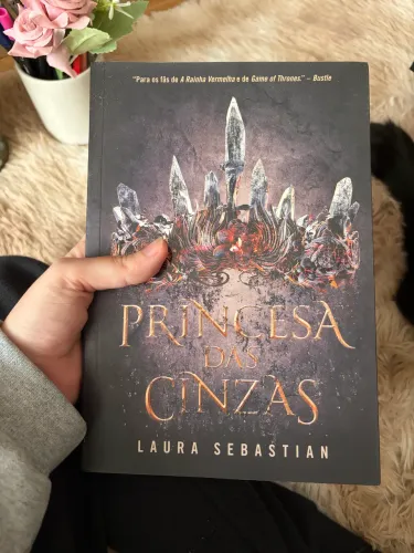 Livro princesa das cinzas Laura Sebastian