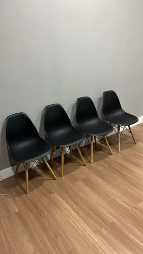 Cadeiras/Bancos a venda.