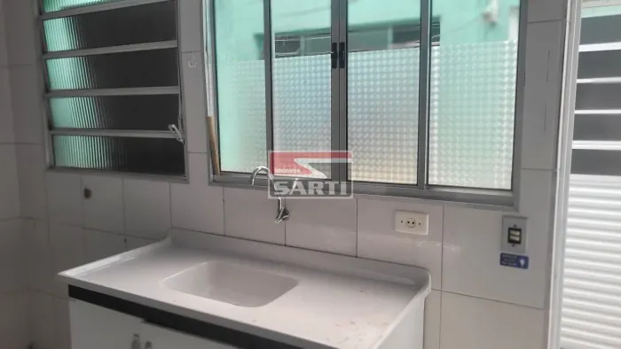 APARTAMENTO DE 1 DORMITÓRIO , COZINHA E BANHEIRO , COM ÁREA EXTERNA COM TANQUE !