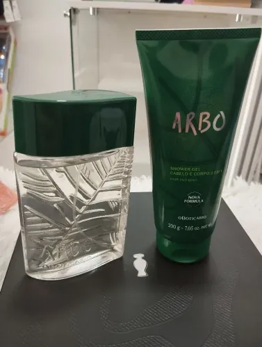 Kit Perfume Arbo + Gel de Banho 2 em 1 O Boticário.