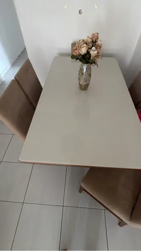 Mesa com cadeiras de madeira 