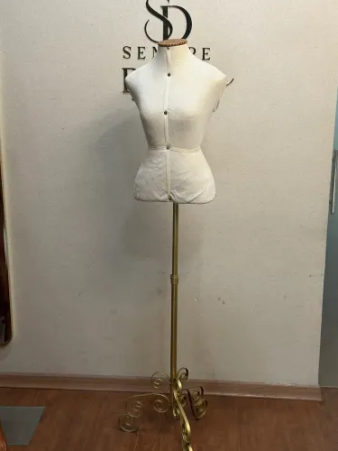Maniquim meio corpo