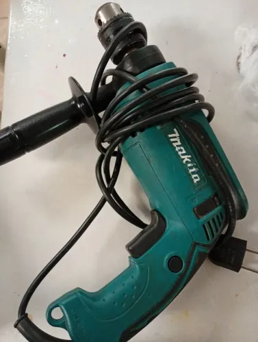 Furadeira Makita profissional