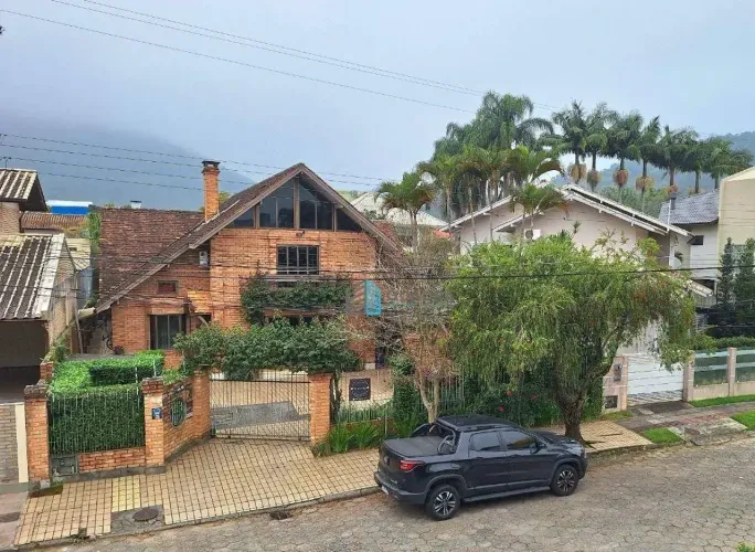 Casa 5 Dormitórios à Venda no Parque São Jorge, Florianópolis !!
