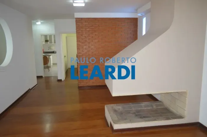 CASA ASSOBRADADA - MORUMBI - SP