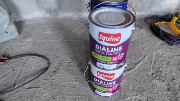 Tinta iquine esmalte sintético branco gelo a base de solvente 