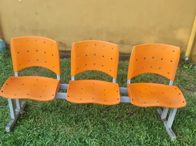 Longarina para escritório 3 lugares + 1 cadeira laranja comprimento: 1,41 m