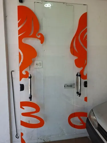 Porta de vidro temperado de duas bandas ideal para entrada de loja.