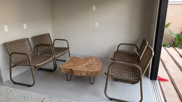 Conjunto de Poltronas + Mesa de Centro em Madeira Maciça