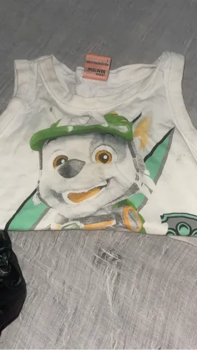 Vende se roupinha de menino