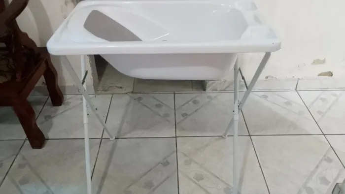 Carrinho de bebê, banheira com suporte e berço com colchão 