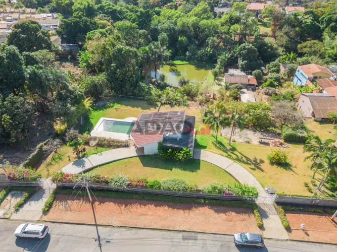 Refúgio de Serenidade e Requinte na Região Leste, com 4 casas construídas. Piscina, e lago