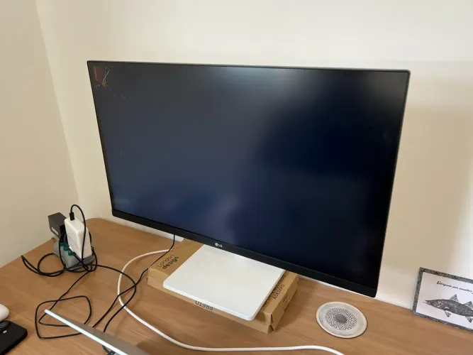 Monitor LG com tela quebrada para reaproveitamento de peças