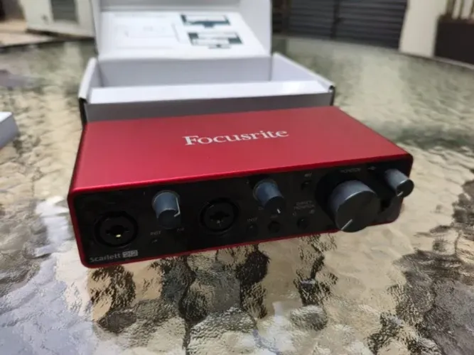 Interface de áudio Focusrite Scarlett 2i2 - 3ª Geração