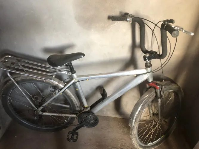 Vendo essa bicicleta de alumínio muito boa para anda detalhes so na rodas