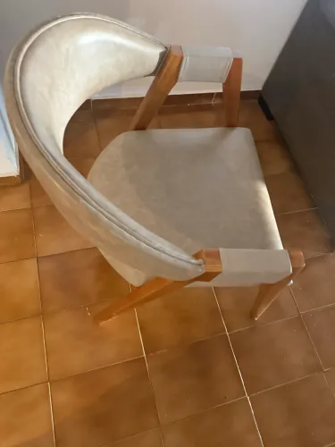 Cadeira Jade com estrutura de madeira