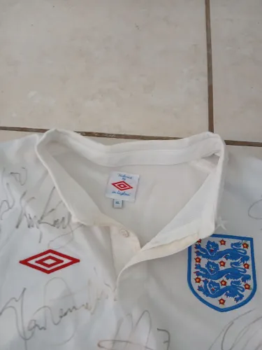 Camisa original da coleção da Inglaterra autografada por alguns jogadores