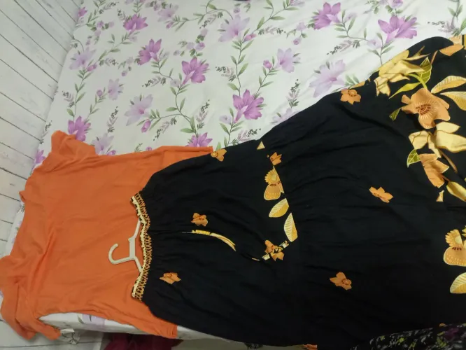 Lote de roupa na etiqueta tem peças  ainda veste até o 46