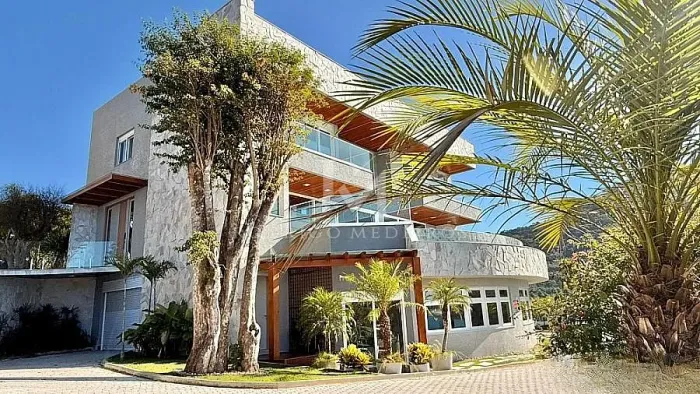 Casa nova com 6 suítes e vista para o mar no Iate Club Plaza, Itapema-SC