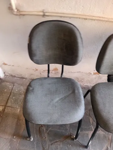 Cadeira estofada almofadada fixa