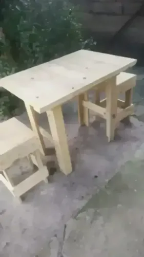 Mesa para bar toda parafusada e pregada com dois banquinhos