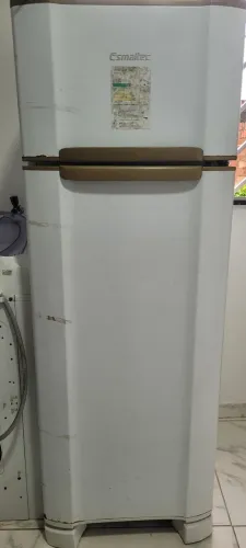Vende-se uma geladeira