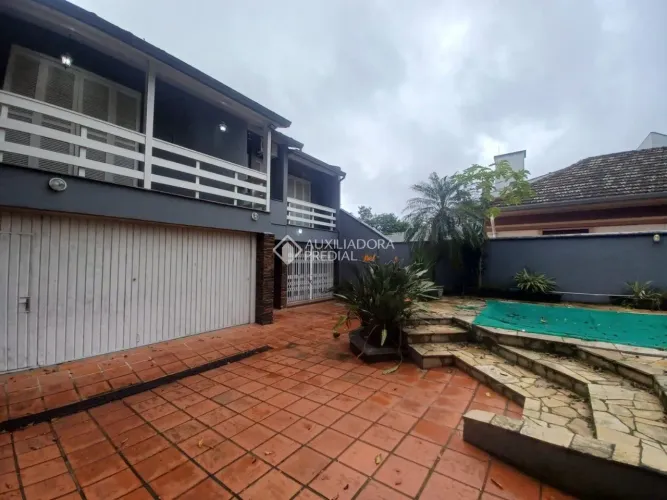 Casa com 4 quartos 1 suíte 4 vagas e piscina no centro de Canoas