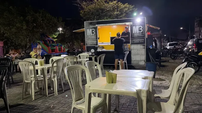Trailer com tudo dentro na Maraponga 