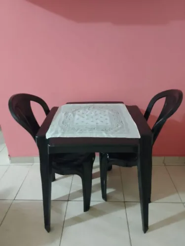Mesa com cadeiras de plástico