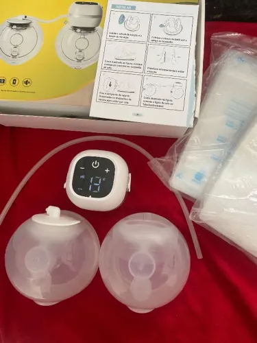 Extrator de leite materno e sacos de armazenar